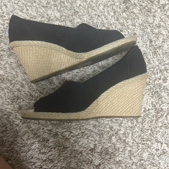 TOMS Black and Tan Wedge Shoes - Picture 2 of 6